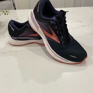 Brooks Womens Adrenaline GTS 22 Running Sneakers